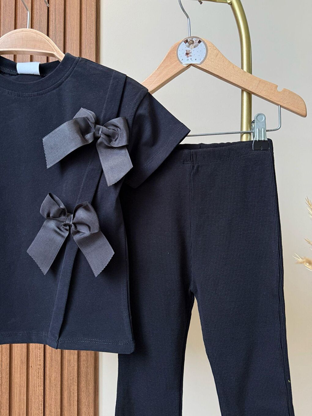 Kız Çocuk Pamuklu Siyah Kurdele Detaylı T-Shirt Ve Fitilli Pantolon Takım – Günlük Kombin-2