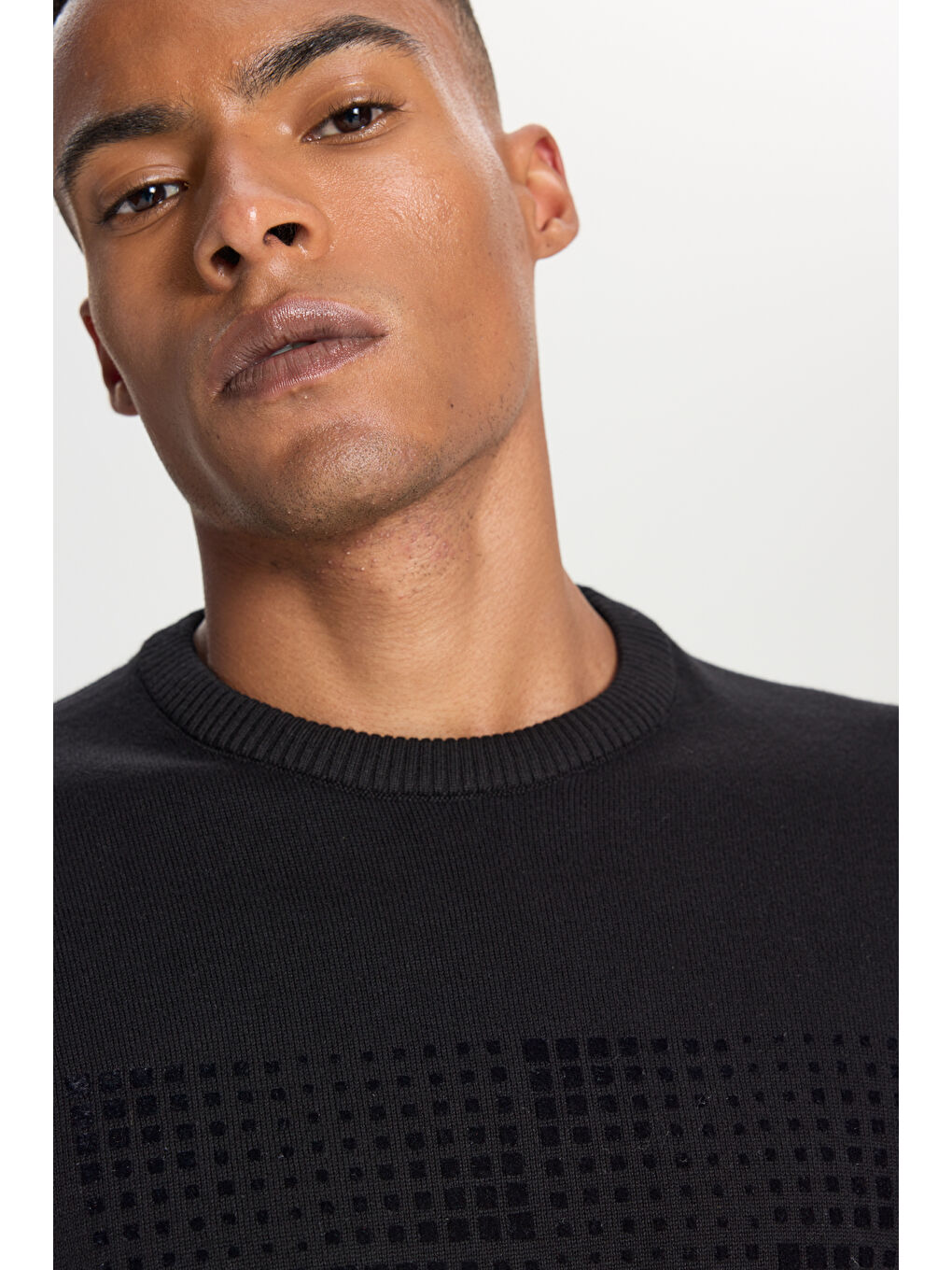 Erkek Siyah %100 Pamuk Standart Fit Normal Kesim Bisiklet Yaka Baskılı Triko Kazak-4