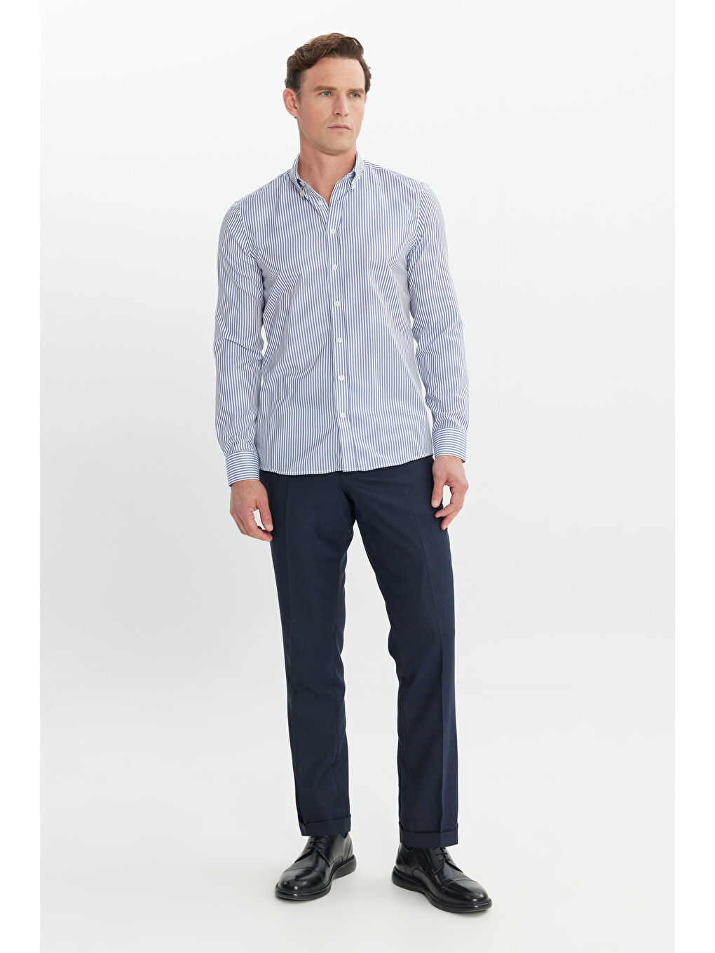 Erkek Beyaz-Lacivert Pamuklu Slim Fit Dar Kesim Düğmeli Gömlek Yaka Çizgili Gömlek-1
