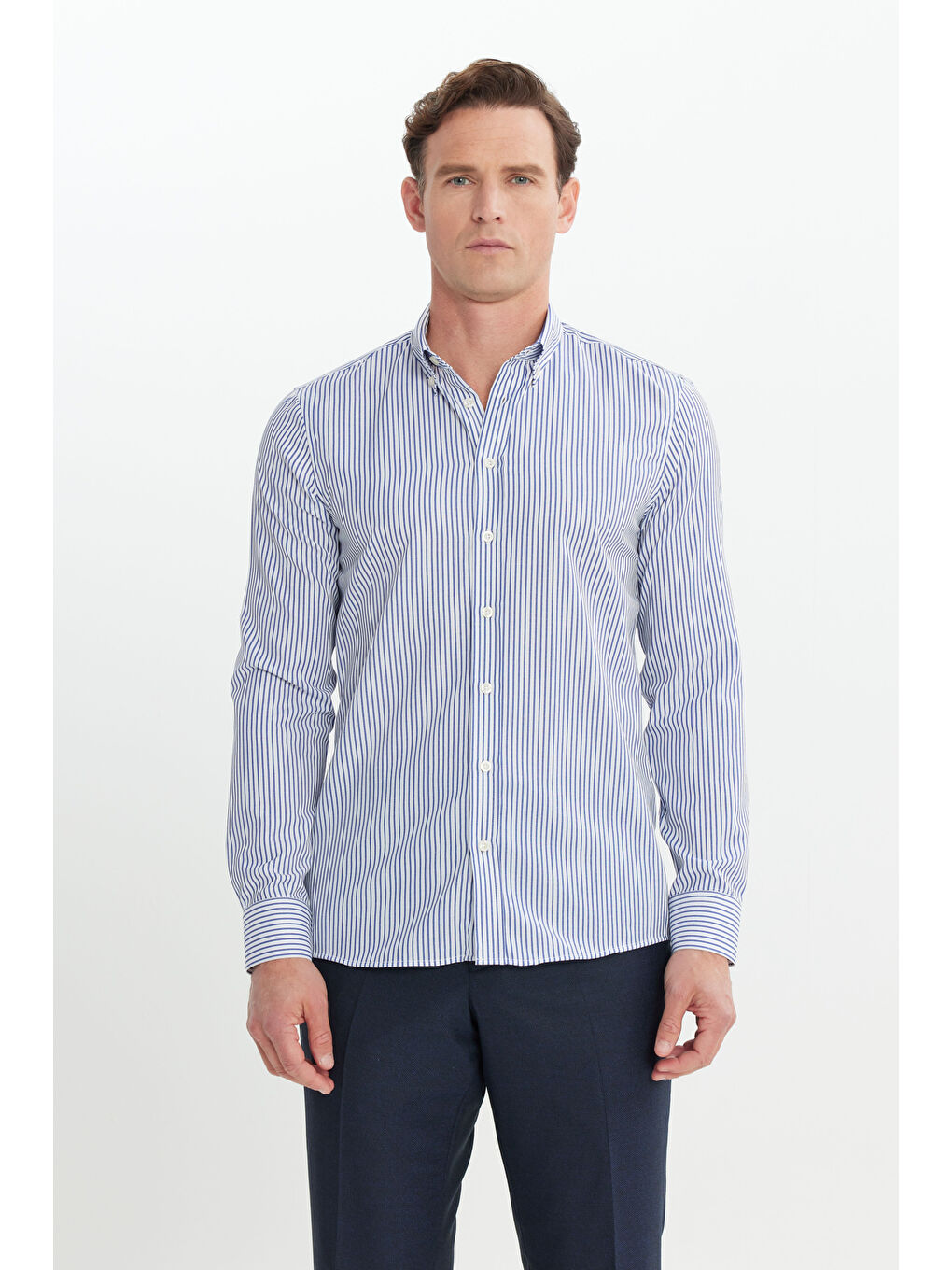 Erkek Beyaz-Lacivert Pamuklu Slim Fit Dar Kesim Düğmeli Gömlek Yaka Çizgili Gömlek-2