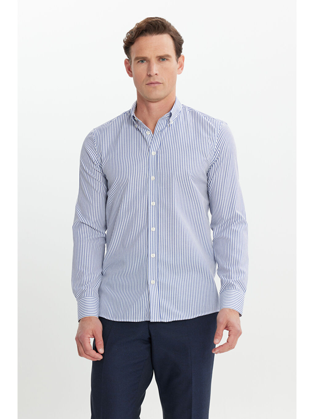 Erkek Beyaz-Lacivert Pamuklu Slim Fit Dar Kesim Düğmeli Gömlek Yaka Çizgili Gömlek-3