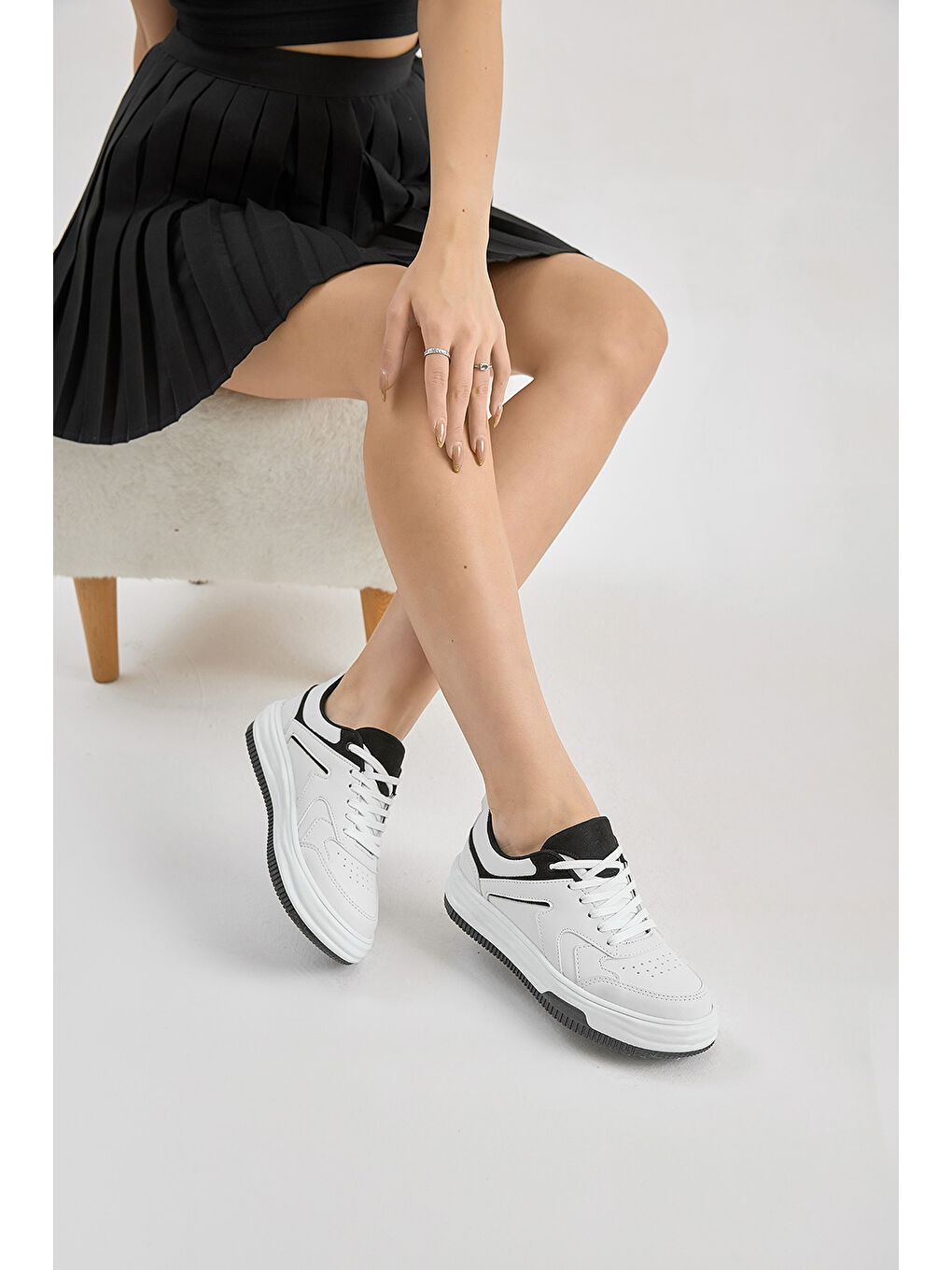 Kadın Beyaz Siyah Termo Taban Bağcıklı Spor Ayakkabı-1