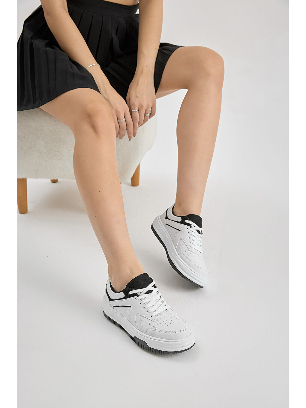 Kadın Beyaz Siyah Termo Taban Bağcıklı Spor Ayakkabı-2