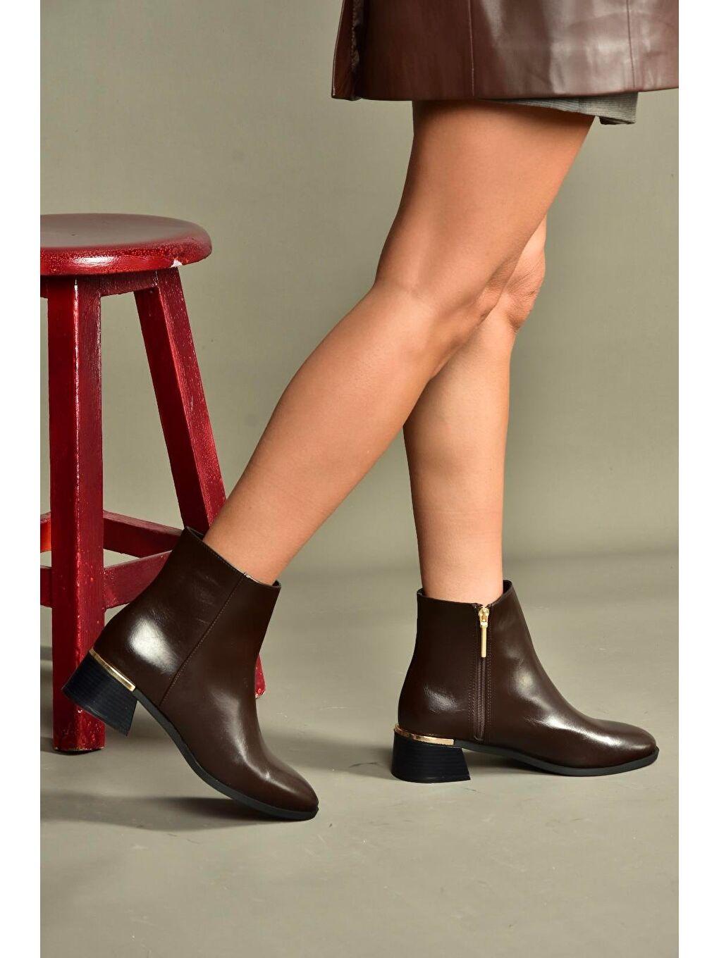 Kahverengi Kadın Bot V518971109-3