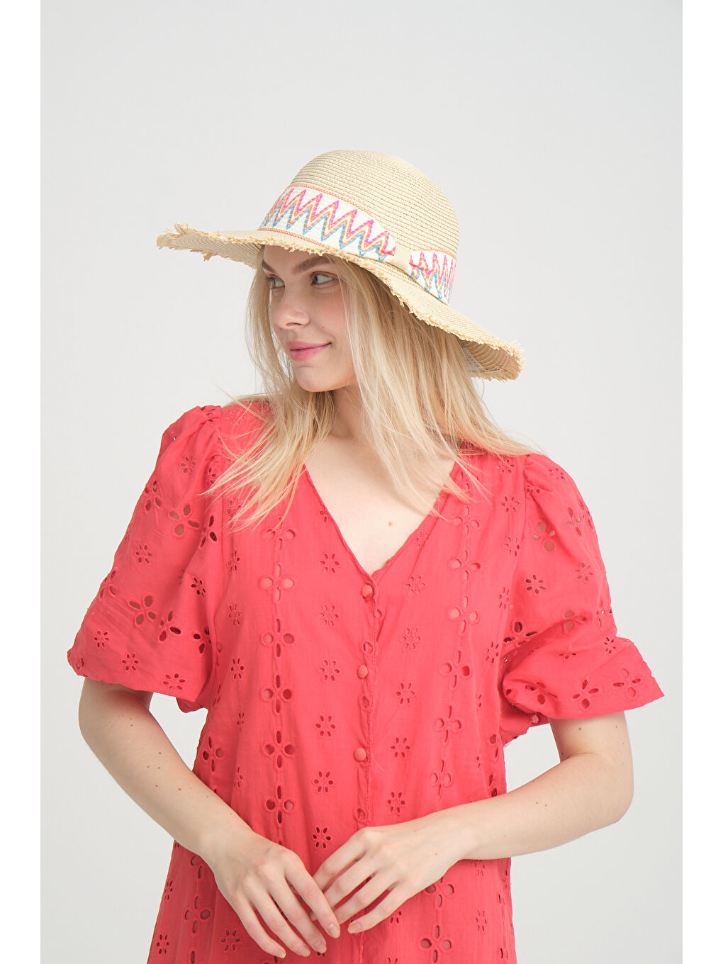 Bej Renkli Hasır Şapka, Kırmızı Mavi Desenli Şeritli, Püskül Detaylı, Siyah Aksesuarlı Şapka HSR2101-1