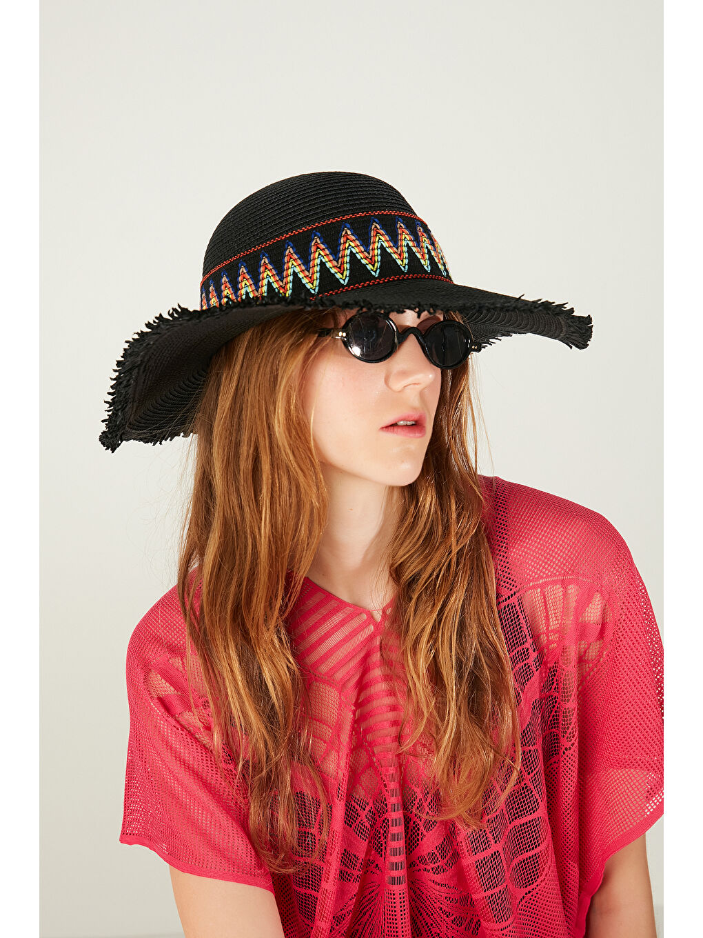 Siyah Renkli Hasır Şapka Kırmızı Mavi Desenli Şeritli Püsküllü Siyah Aksesuarlı Şapka HSR2101-1