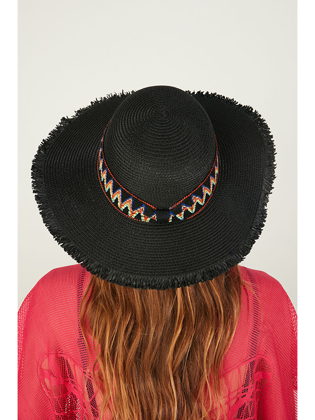 Siyah Renkli Hasır Şapka Kırmızı Mavi Desenli Şeritli Püsküllü Siyah Aksesuarlı Şapka HSR2101-2