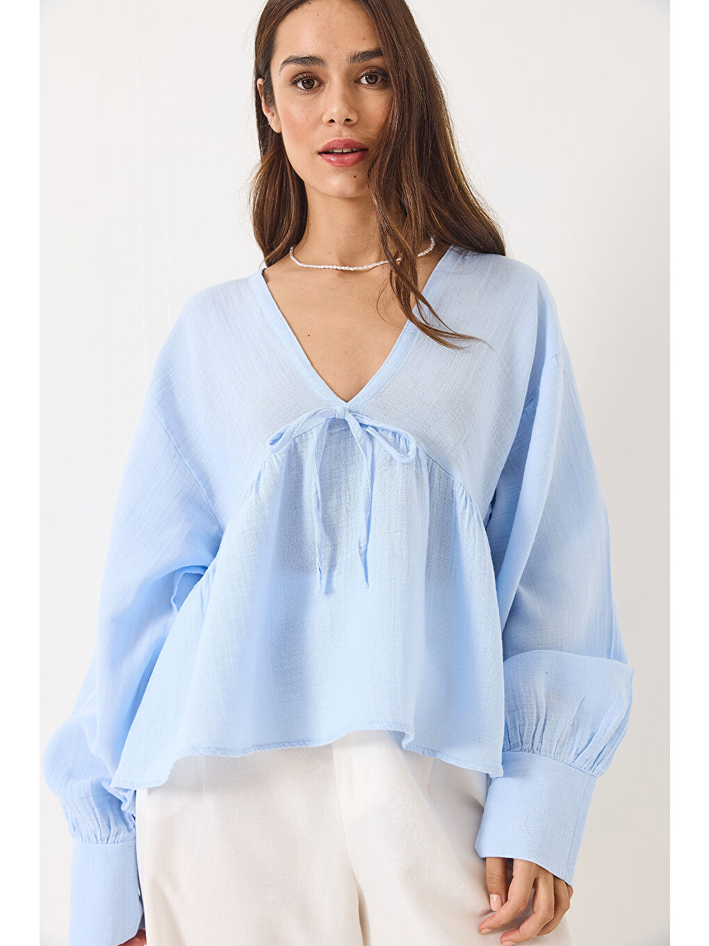 Mavi Kadın V Yaka Bağlama Detaylı Müslin Bluz-1