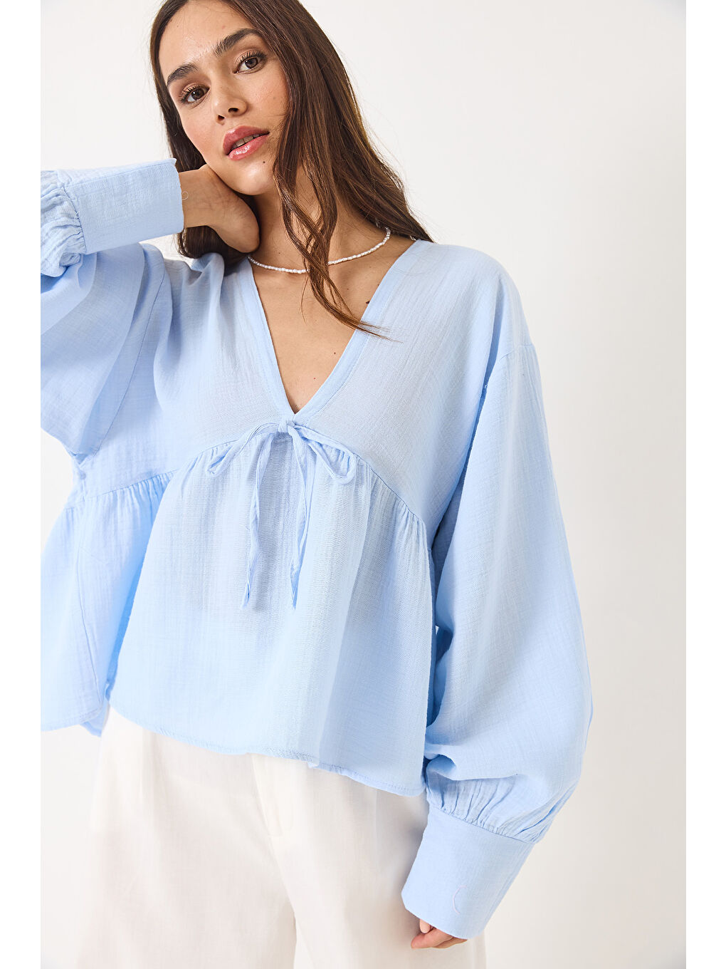 Mavi Kadın V Yaka Bağlama Detaylı Müslin Bluz-3