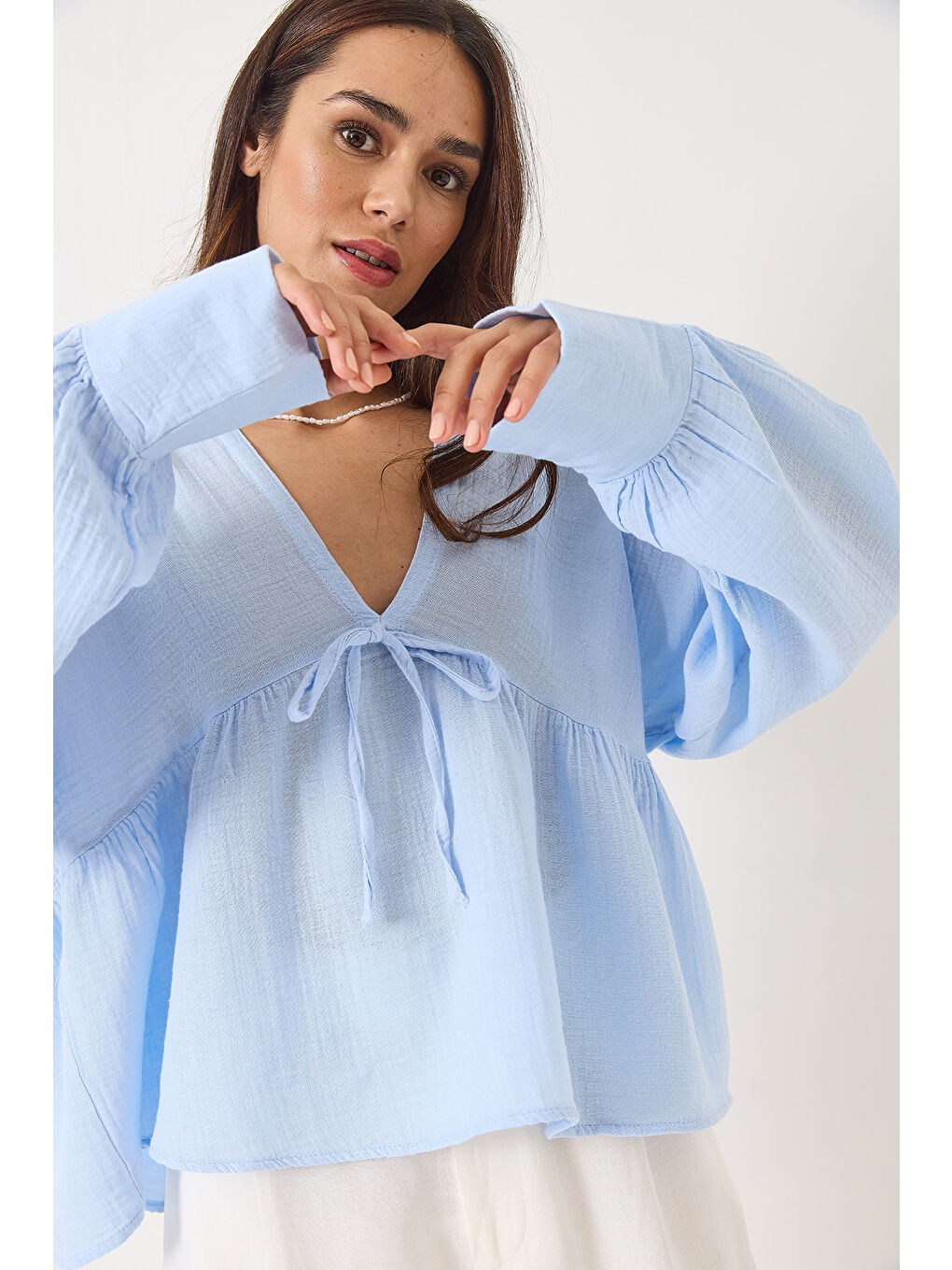 Mavi Kadın V Yaka Bağlama Detaylı Müslin Bluz-4