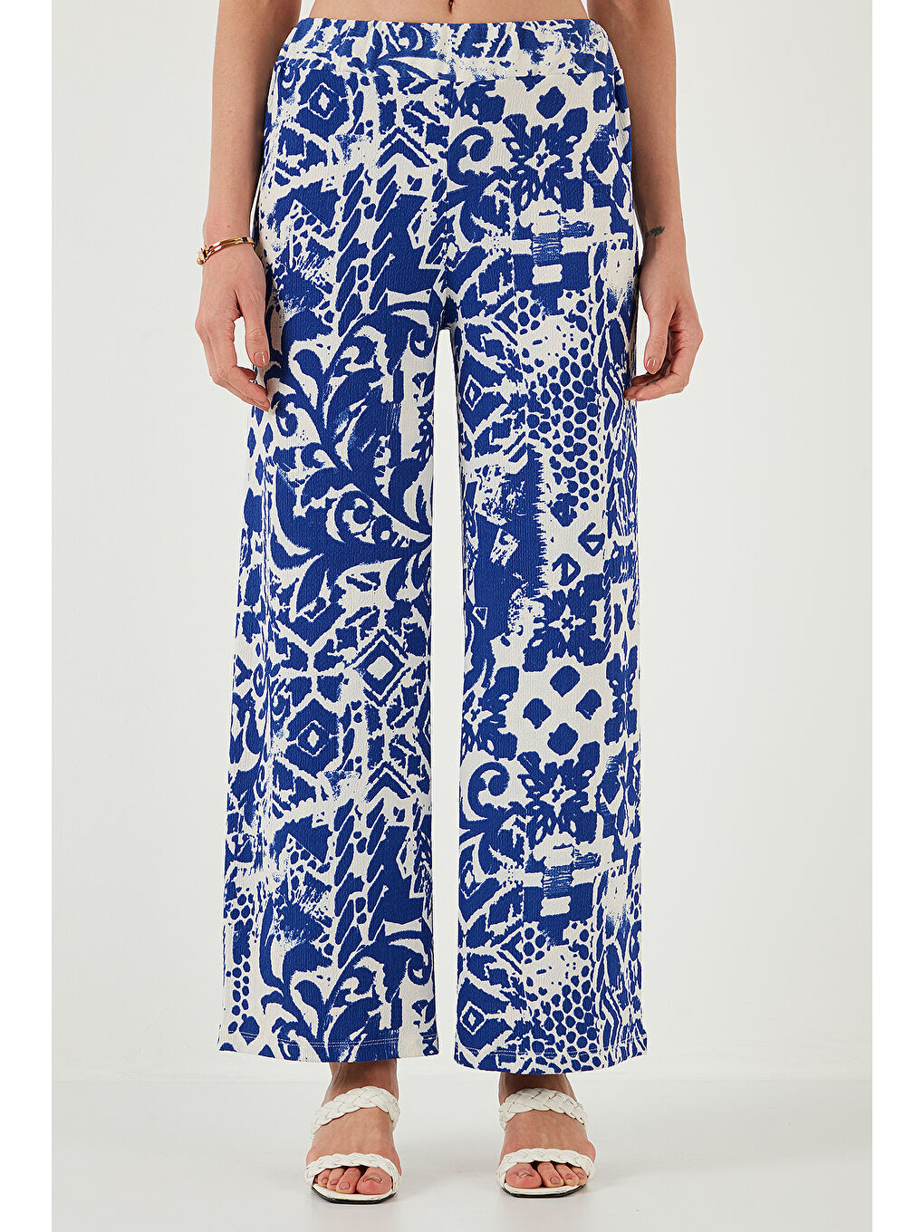 Mavi Desenli Standart Fit Yüksek Bel Geniş Paça Pantolon 5869019-1