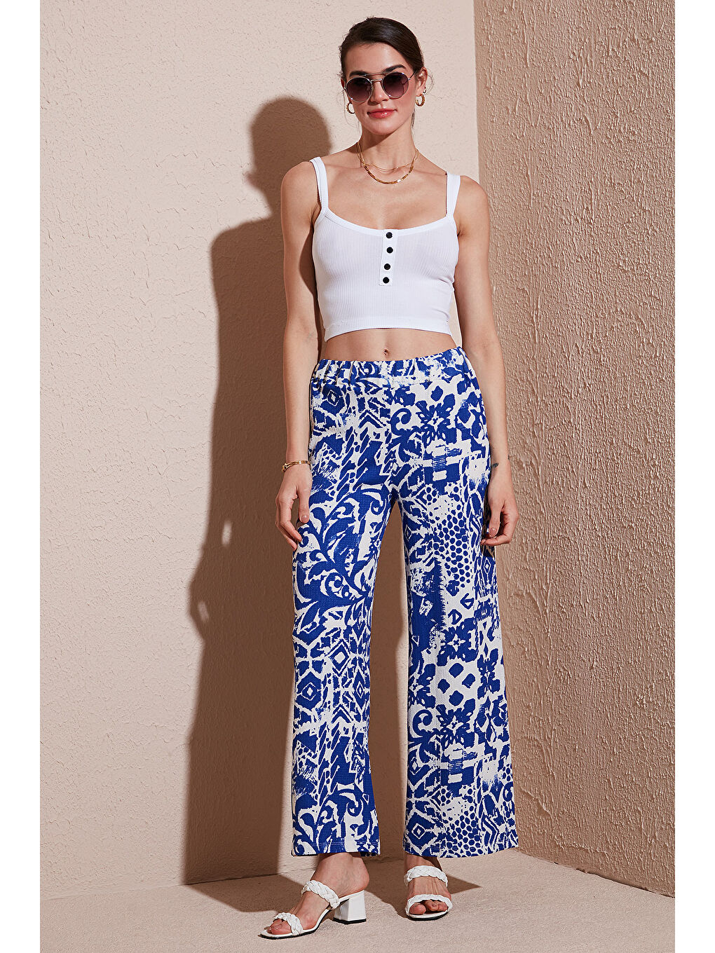 Mavi Desenli Standart Fit Yüksek Bel Geniş Paça Pantolon 5869019-4