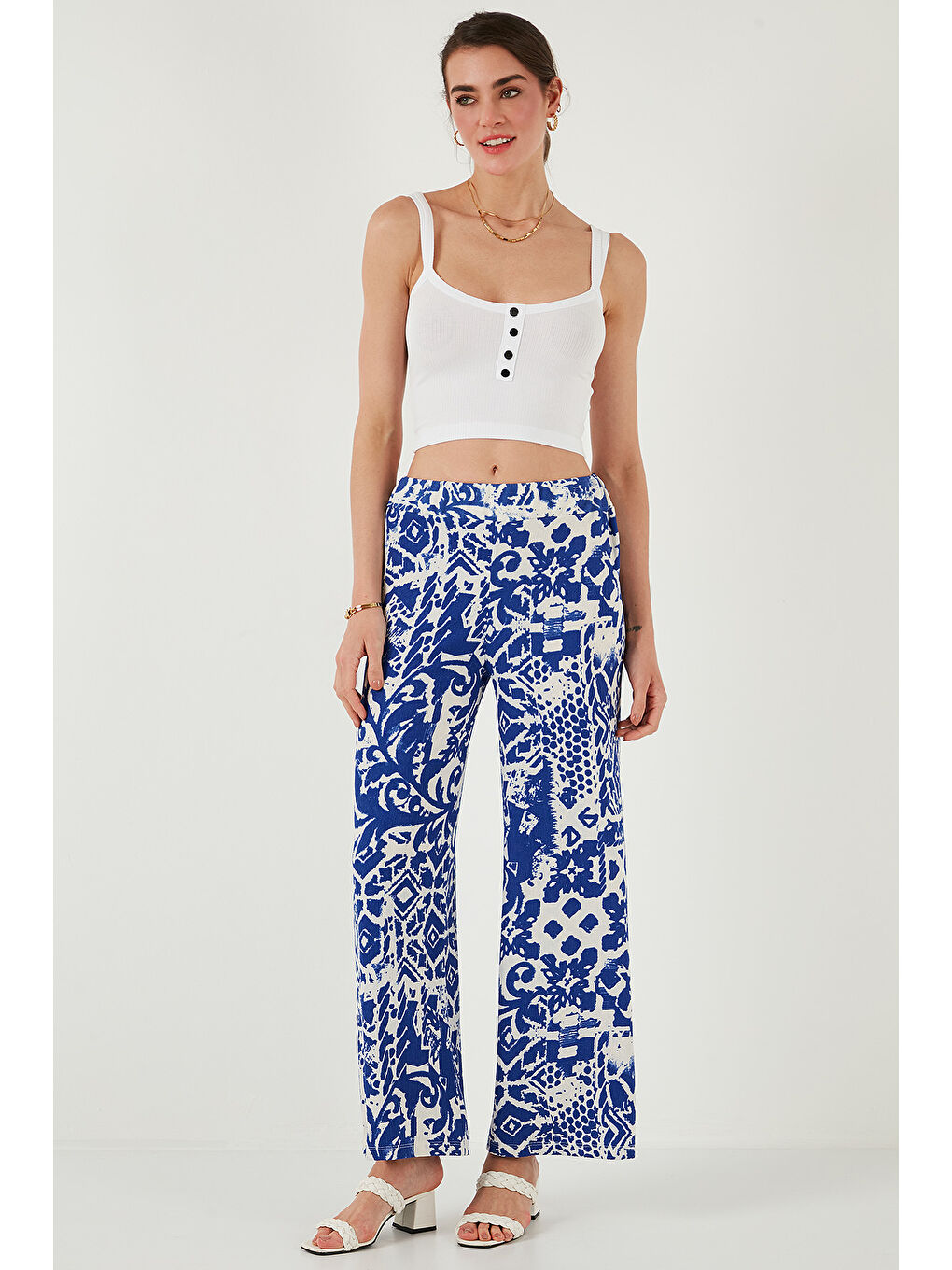 Mavi Desenli Standart Fit Yüksek Bel Geniş Paça Pantolon 5869019-5