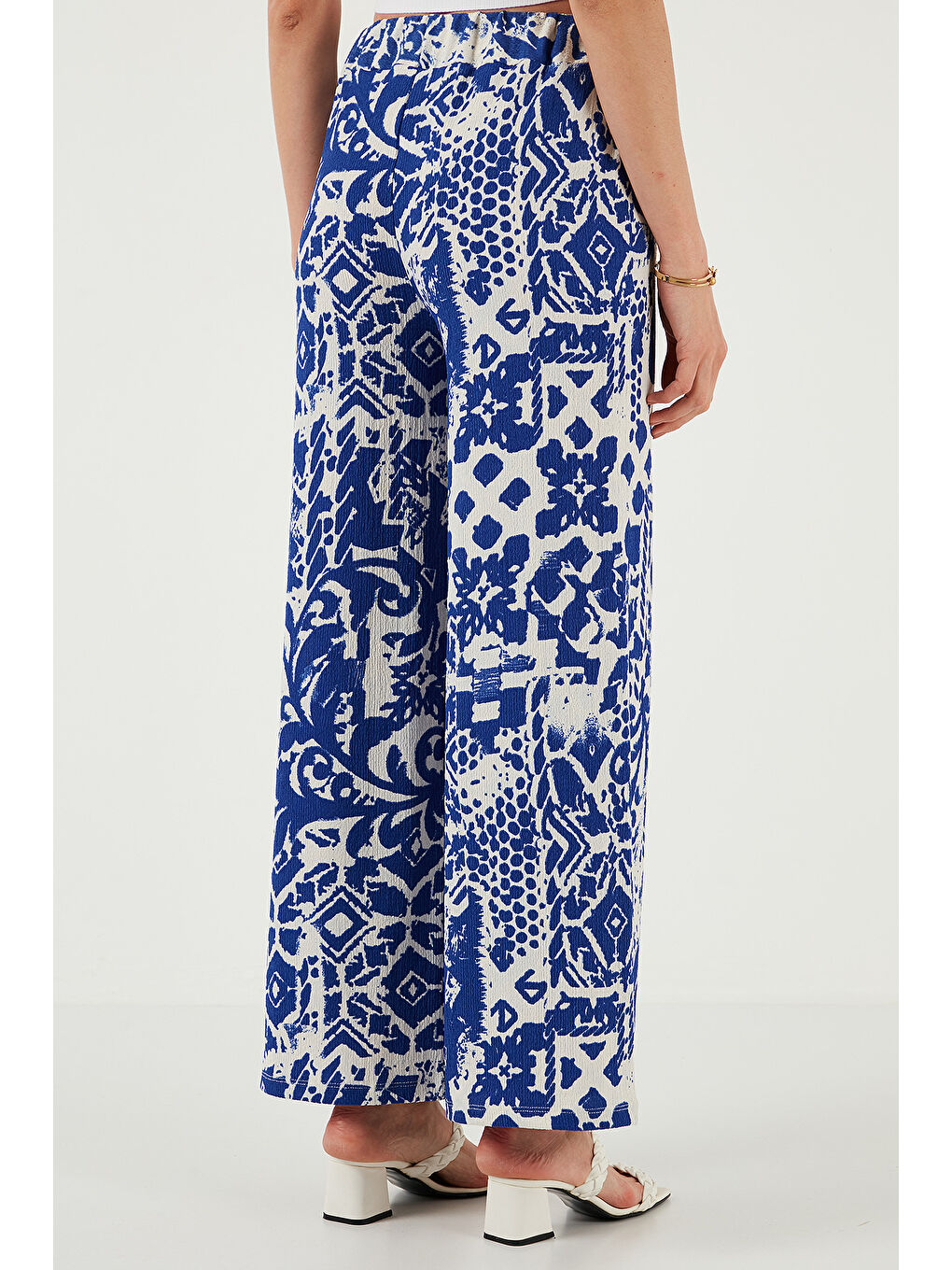 Mavi Desenli Standart Fit Yüksek Bel Geniş Paça Pantolon 5869019-6