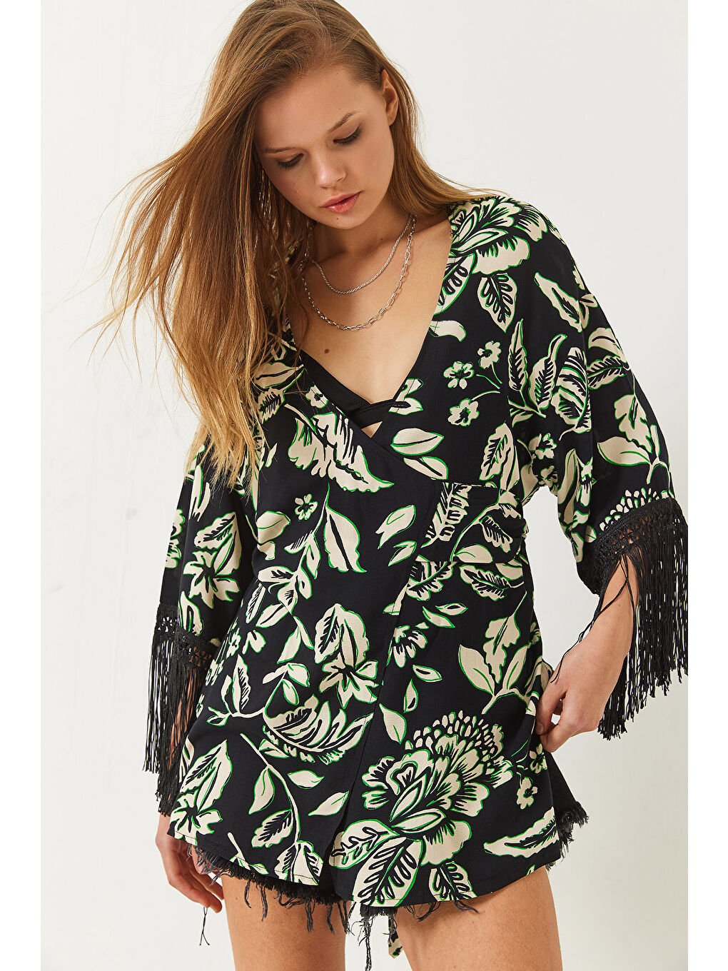 Siyah Kadın Püskül Detaylı Bağlamalı Desenli Kısa Viskon Kimono