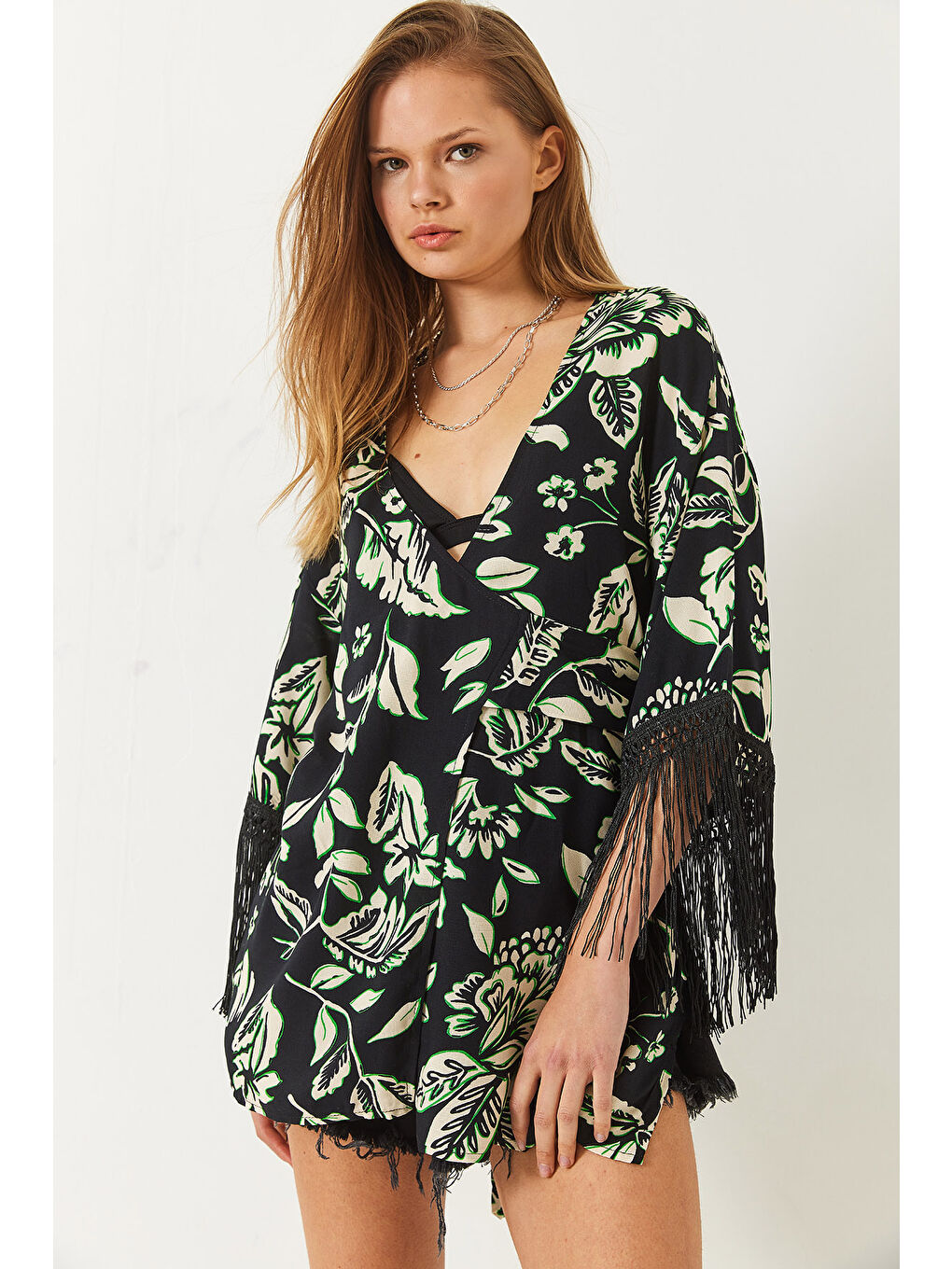 Siyah Kadın Püskül Detaylı Bağlamalı Desenli Kısa Viskon Kimono-2