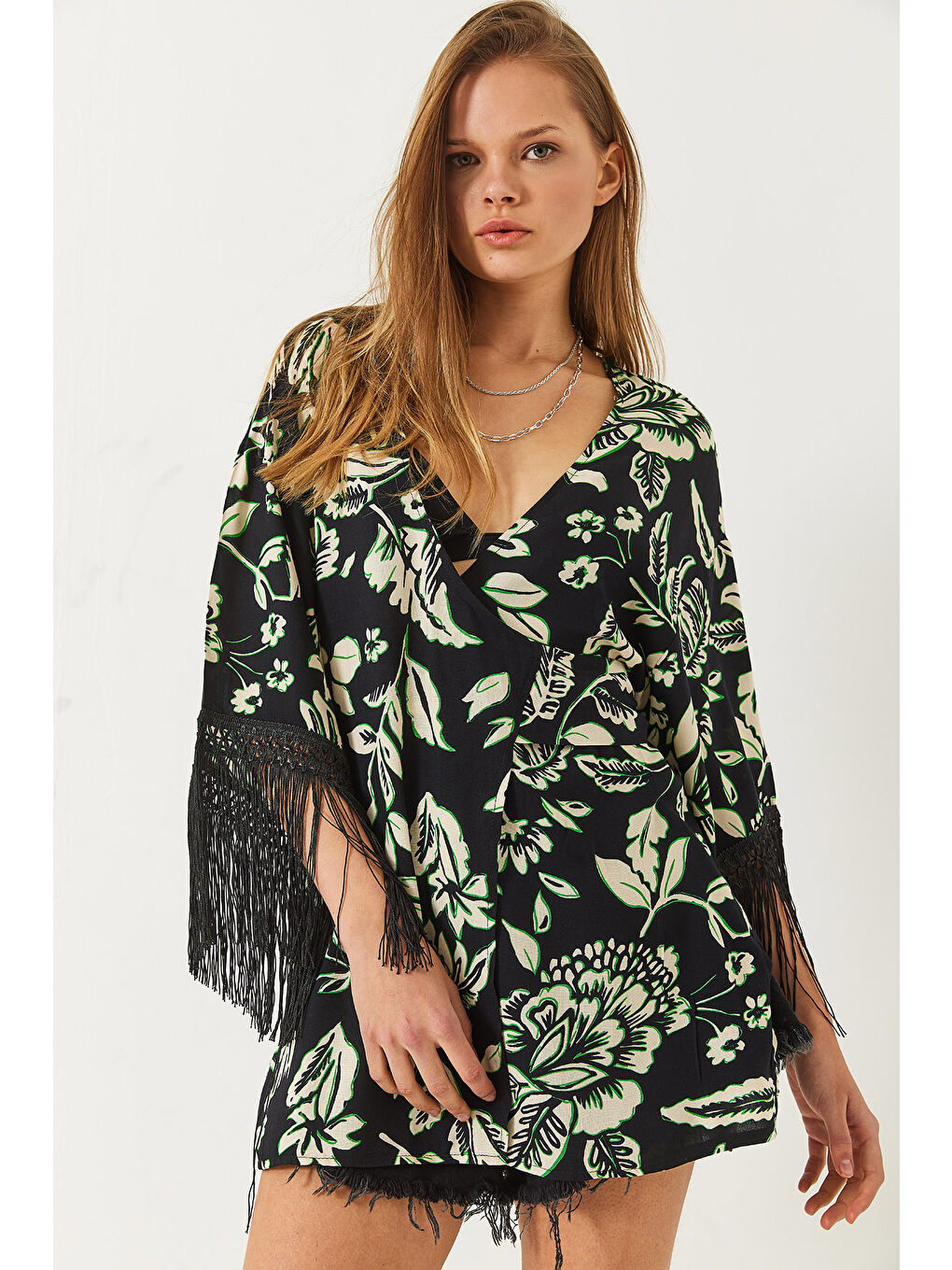 Siyah Kadın Püskül Detaylı Bağlamalı Desenli Kısa Viskon Kimono-4