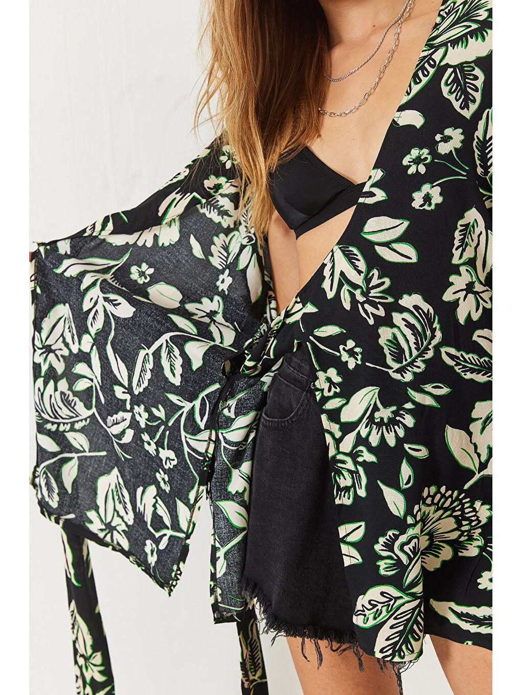 Siyah Kadın Püskül Detaylı Bağlamalı Desenli Kısa Viskon Kimono-6