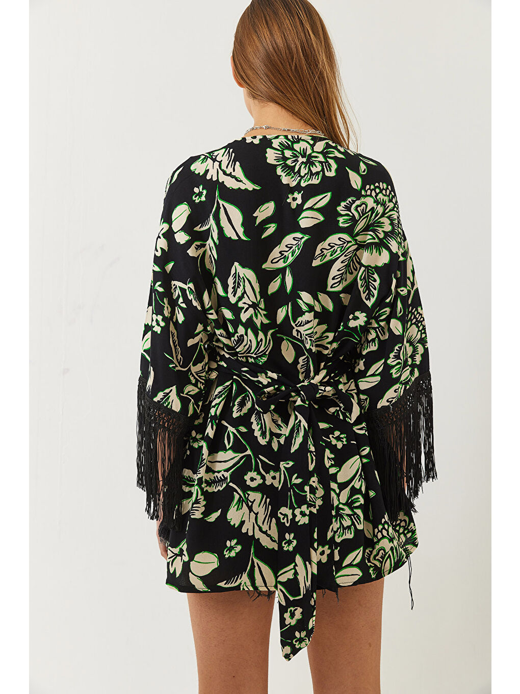 Siyah Kadın Püskül Detaylı Bağlamalı Desenli Kısa Viskon Kimono-7