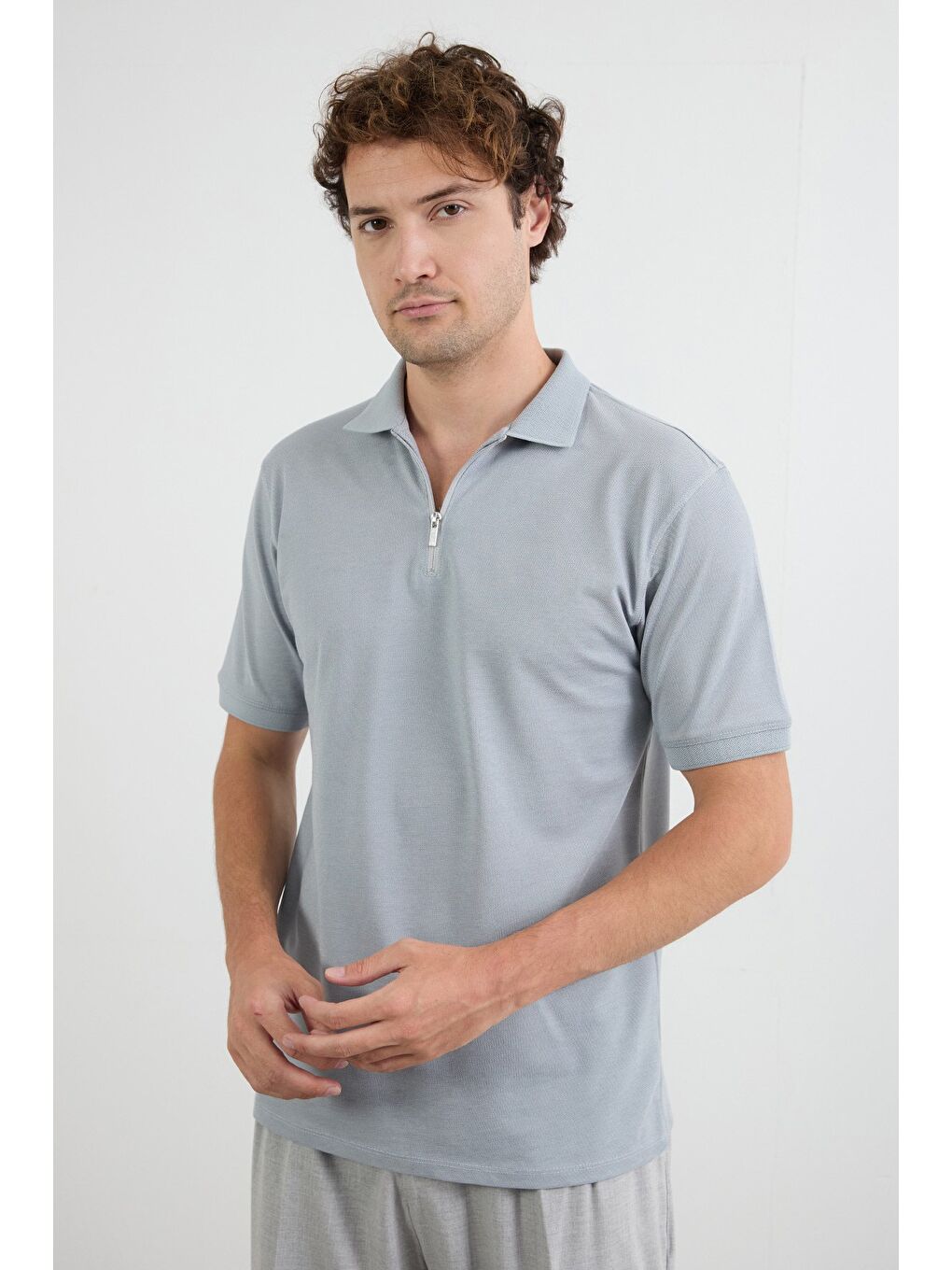Gri Basic Polo Yaka Yarım Fermuarlı Tişört