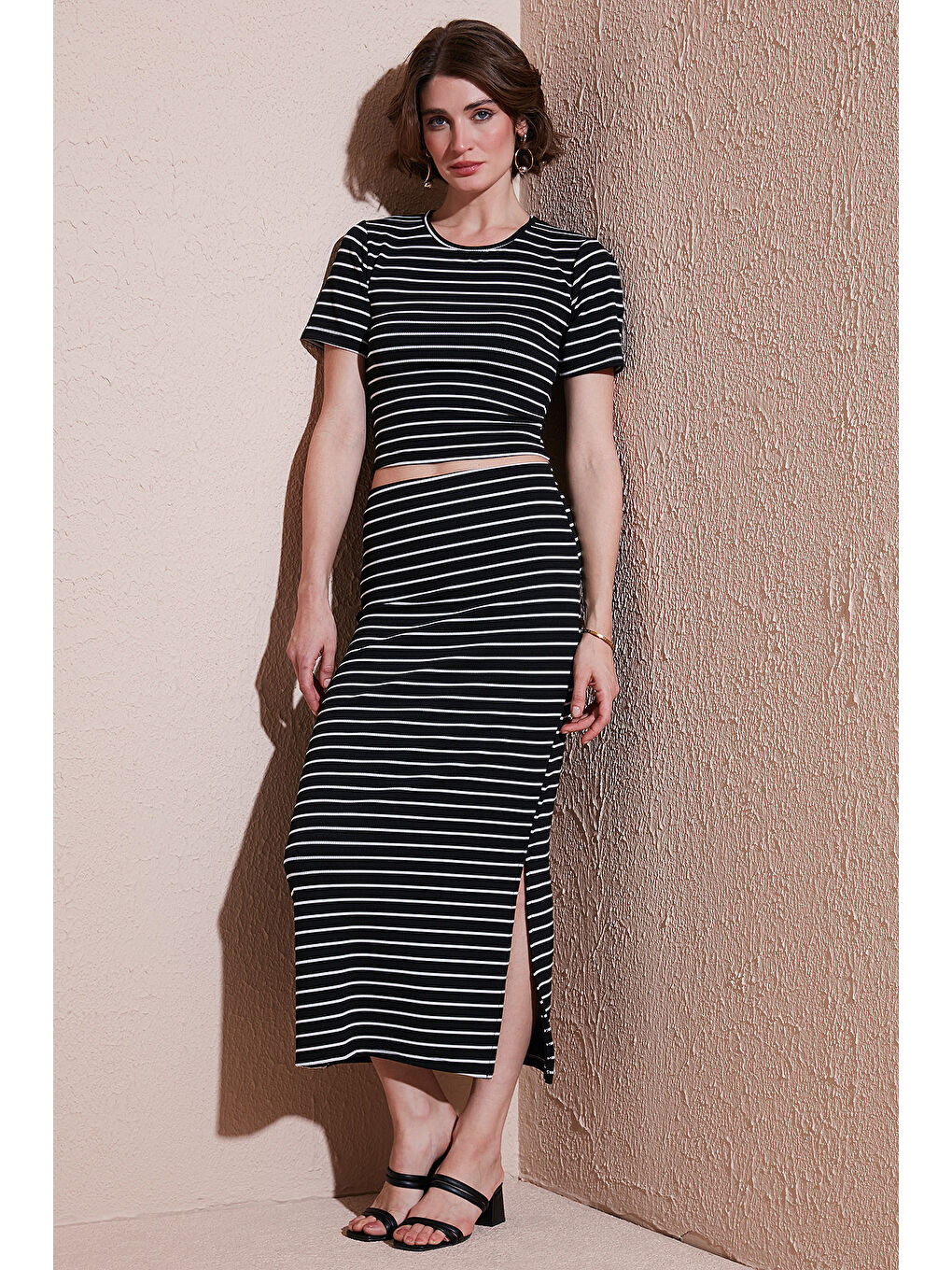 Siyah Çizgili Slim Fit Bisiklet Yaka Yırtmaçlı Midi Boy Etekli Crop Takım 5866132