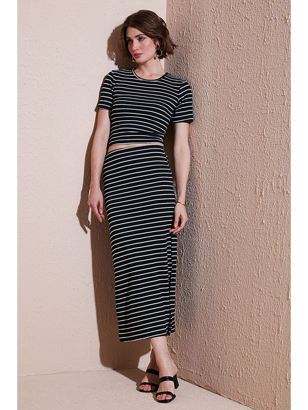 Siyah Çizgili Slim Fit Bisiklet Yaka Yırtmaçlı Midi Boy Etekli Crop Takım 5866132-1