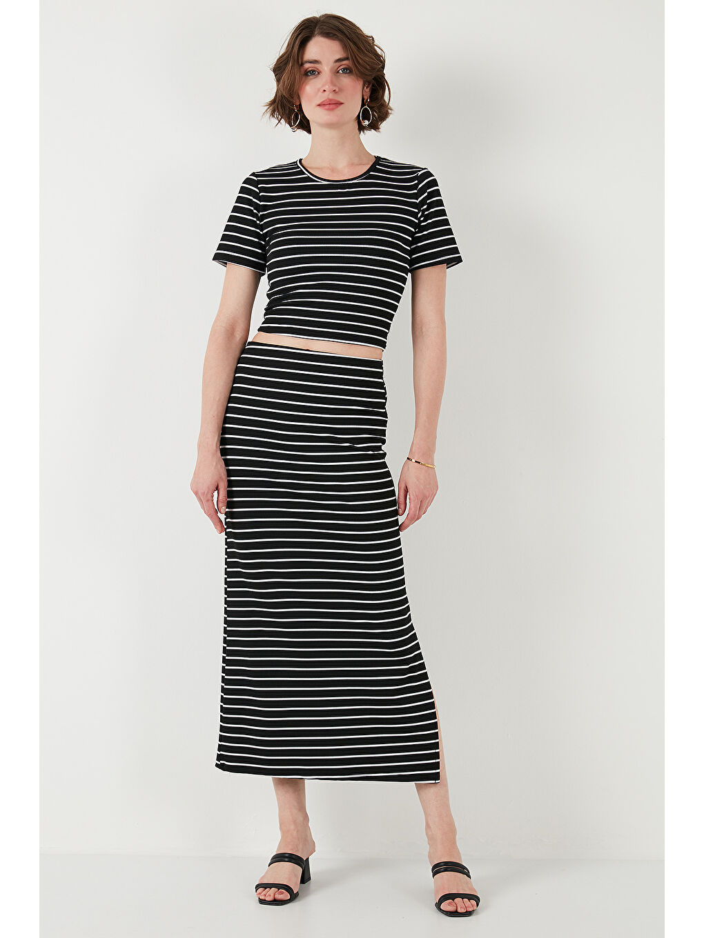 Siyah Çizgili Slim Fit Bisiklet Yaka Yırtmaçlı Midi Boy Etekli Crop Takım 5866132-2