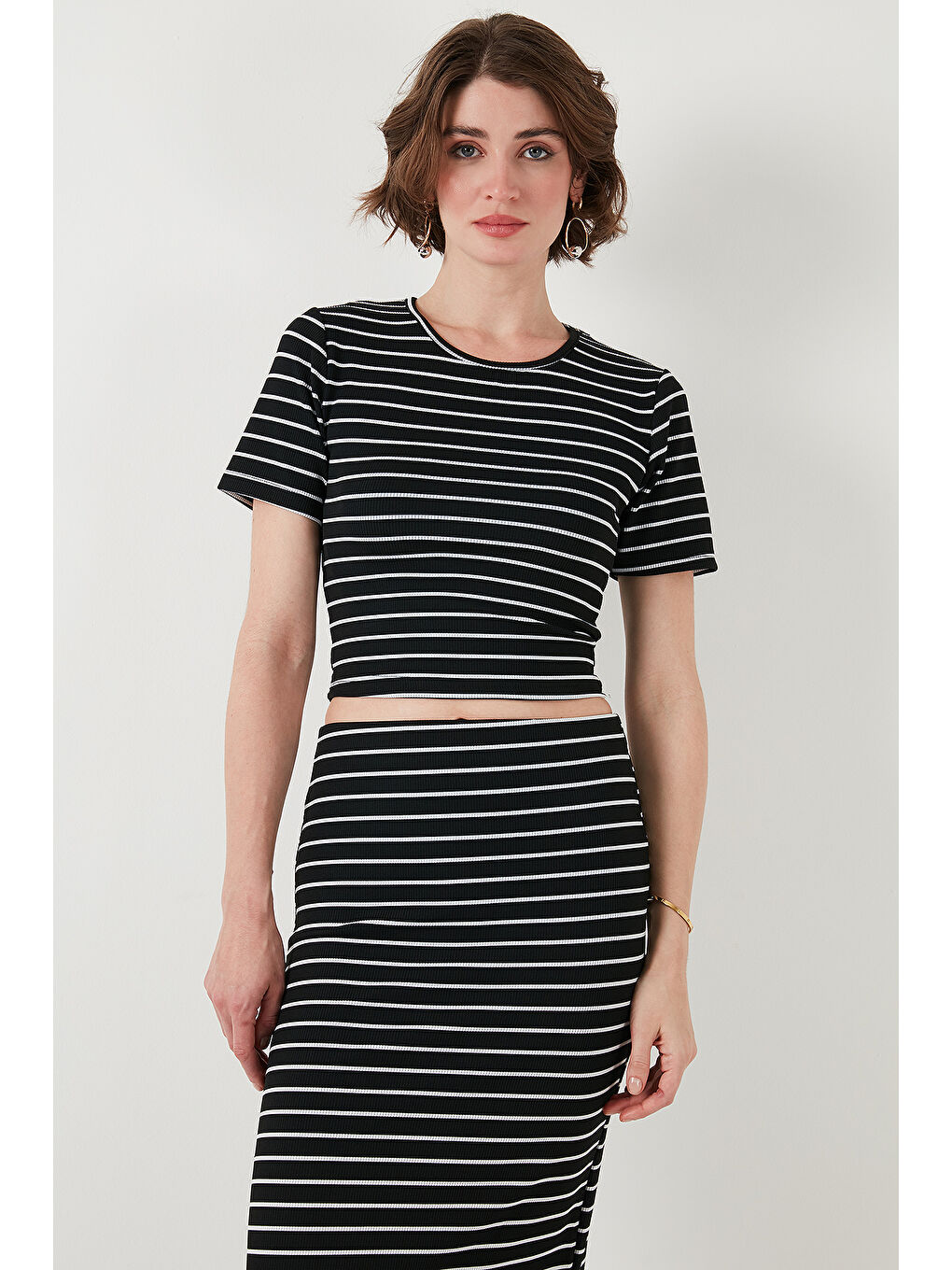 Siyah Çizgili Slim Fit Bisiklet Yaka Yırtmaçlı Midi Boy Etekli Crop Takım 5866132-3