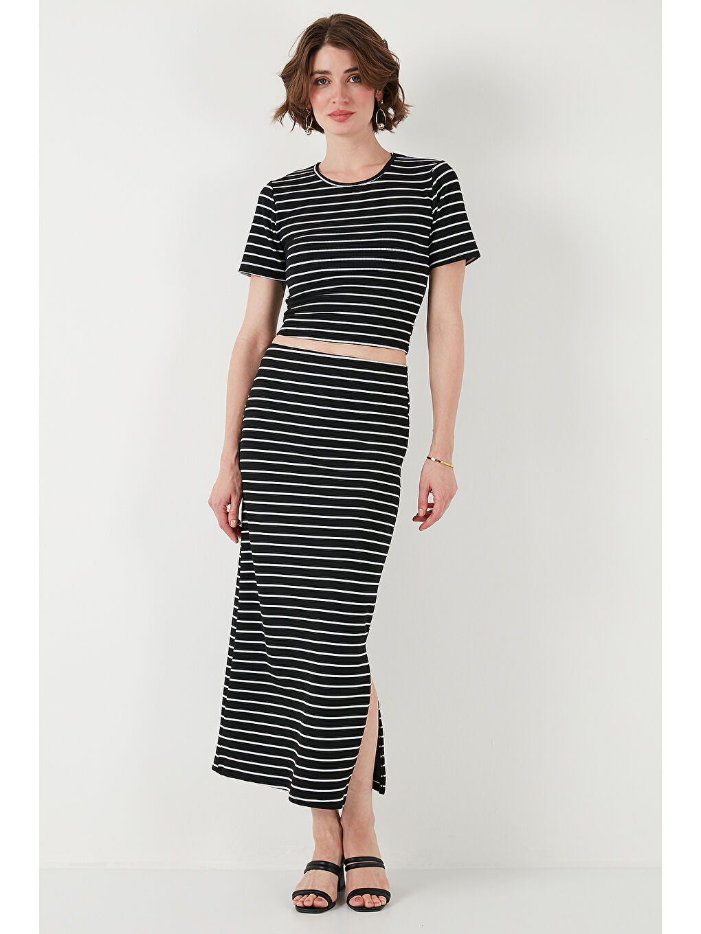 Siyah Çizgili Slim Fit Bisiklet Yaka Yırtmaçlı Midi Boy Etekli Crop Takım 5866132-4