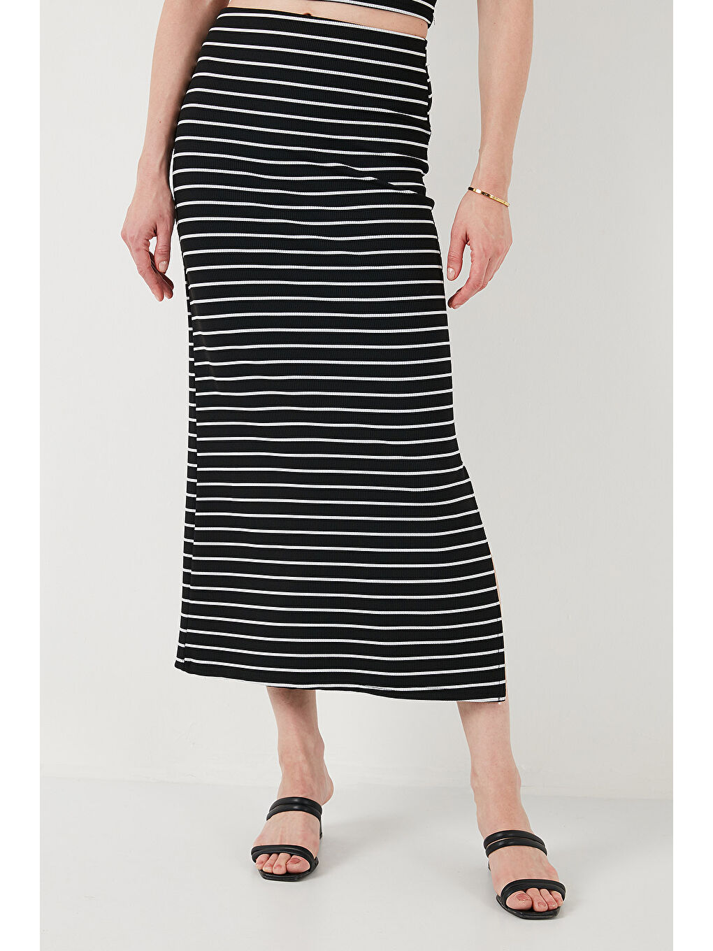 Siyah Çizgili Slim Fit Bisiklet Yaka Yırtmaçlı Midi Boy Etekli Crop Takım 5866132-5