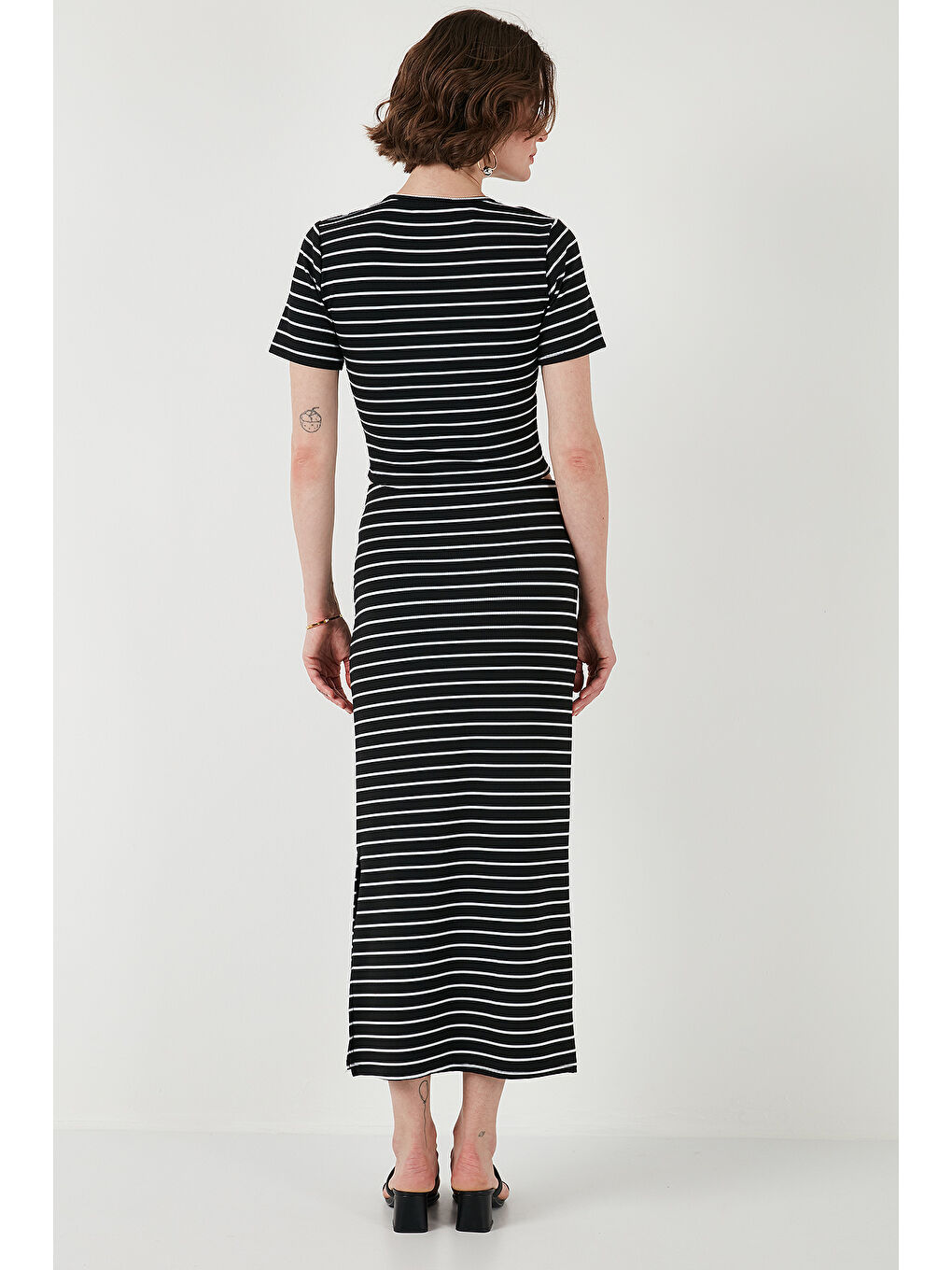 Siyah Çizgili Slim Fit Bisiklet Yaka Yırtmaçlı Midi Boy Etekli Crop Takım 5866132-6