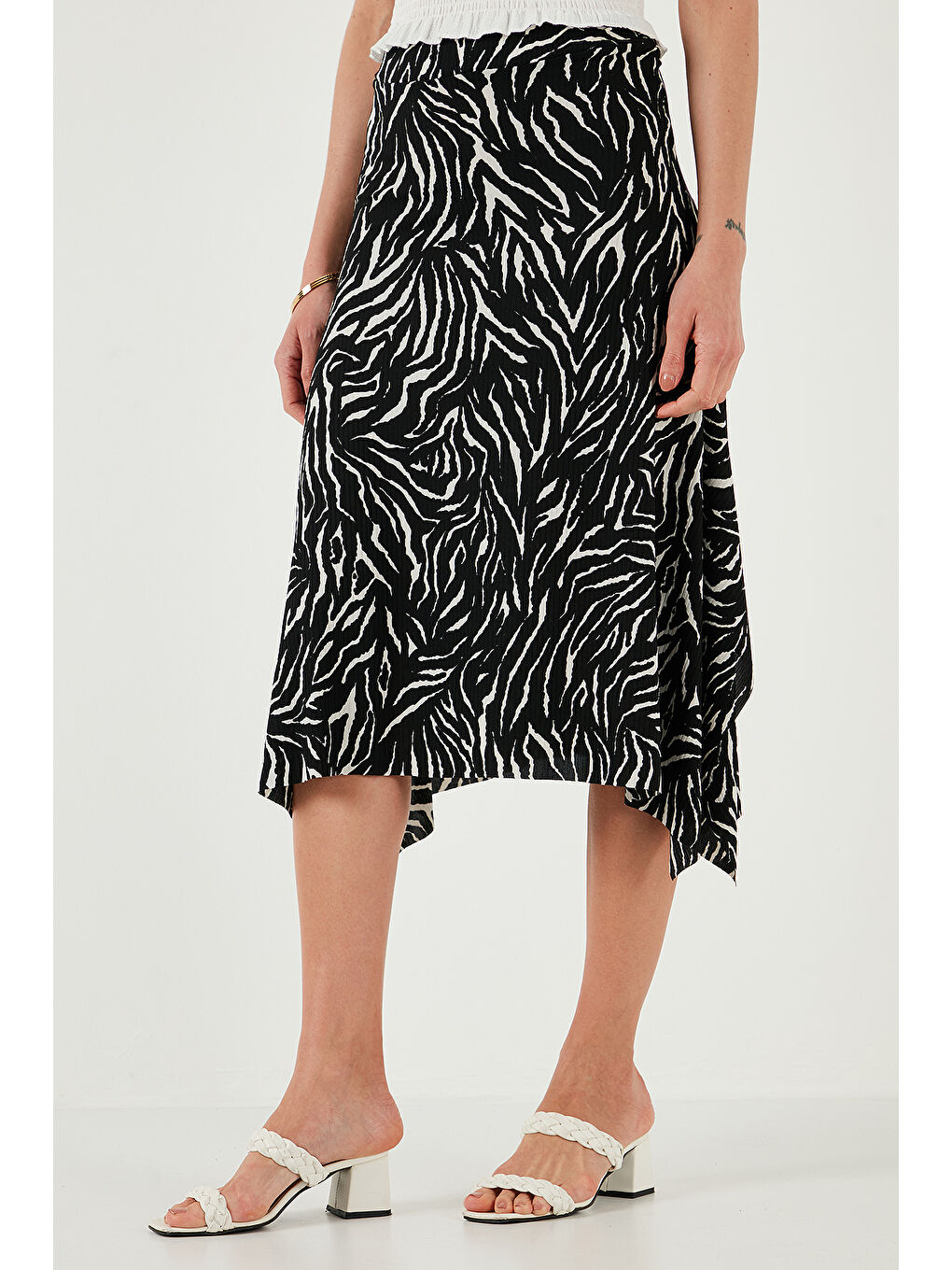 Siyah Desenli Volanlı Midi Boy Etek 5869010-3