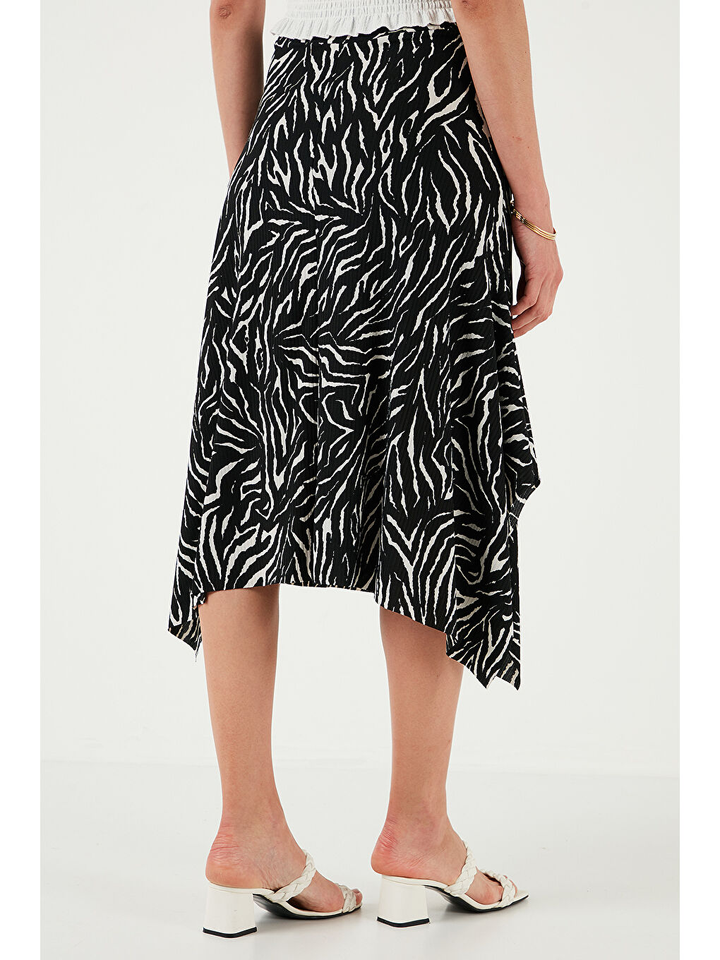 Siyah Desenli Volanlı Midi Boy Etek 5869010-6