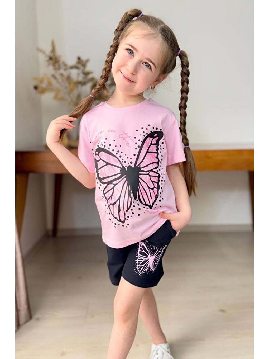 Kız Çocuk Kara Kalem Kelebek Baskılı Penye Pembe T-Shirt Şortlu Takım