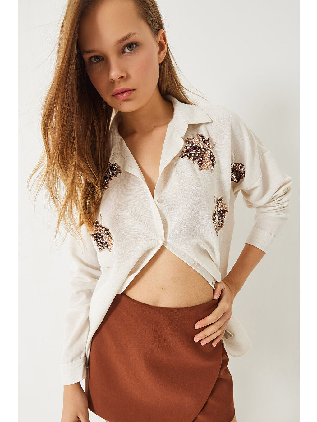 Bej Kadın Yaprak Boncuk Taş Nakış İşlemeli Keten Aerobin Oversize Gömlek