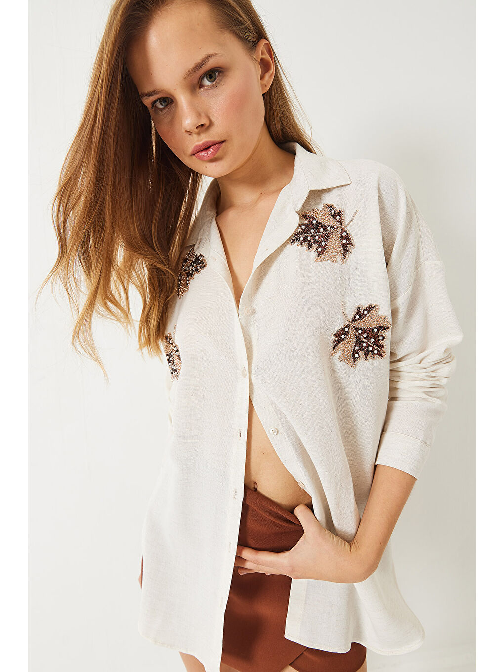Bej Kadın Yaprak Boncuk Taş Nakış İşlemeli Keten Aerobin Oversize Gömlek-1
