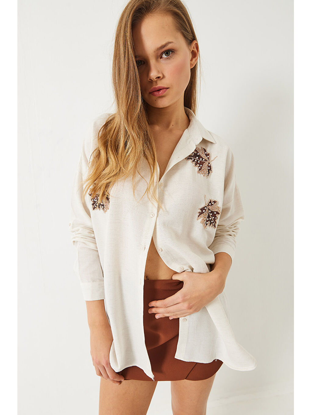 Bej Kadın Yaprak Boncuk Taş Nakış İşlemeli Keten Aerobin Oversize Gömlek-2
