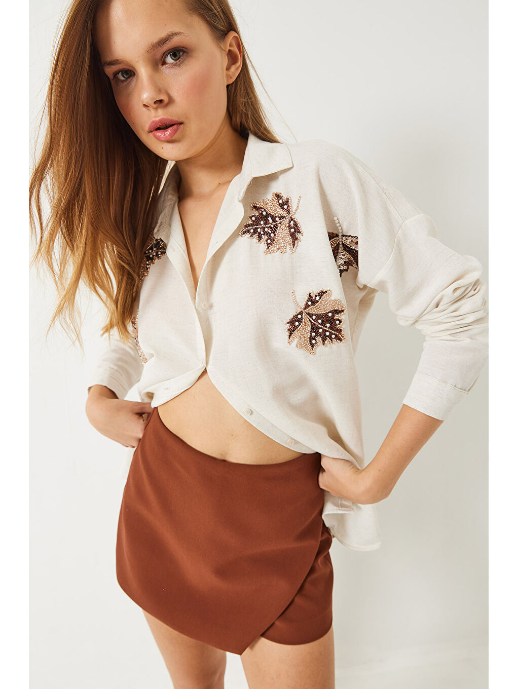 Bej Kadın Yaprak Boncuk Taş Nakış İşlemeli Keten Aerobin Oversize Gömlek-3