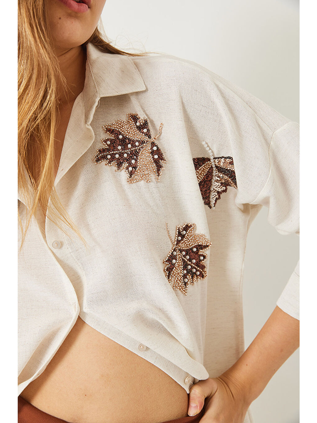 Bej Kadın Yaprak Boncuk Taş Nakış İşlemeli Keten Aerobin Oversize Gömlek-4