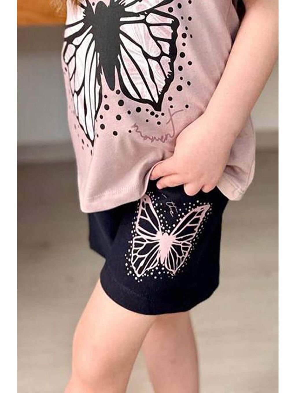 Pembe Kız Çocuk Kara Kalem Kelebek Baskılı Penye Pudra T-Shirt Şortlu Takım-2
