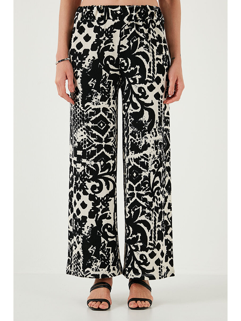 Siyah Desenli Standart Fit Yüksek Bel Geniş Paça Pantolon 5869019-1