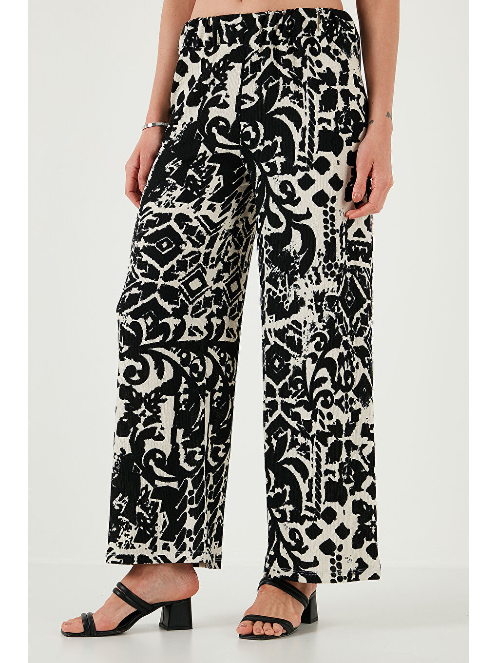 Siyah Desenli Standart Fit Yüksek Bel Geniş Paça Pantolon 5869019-3