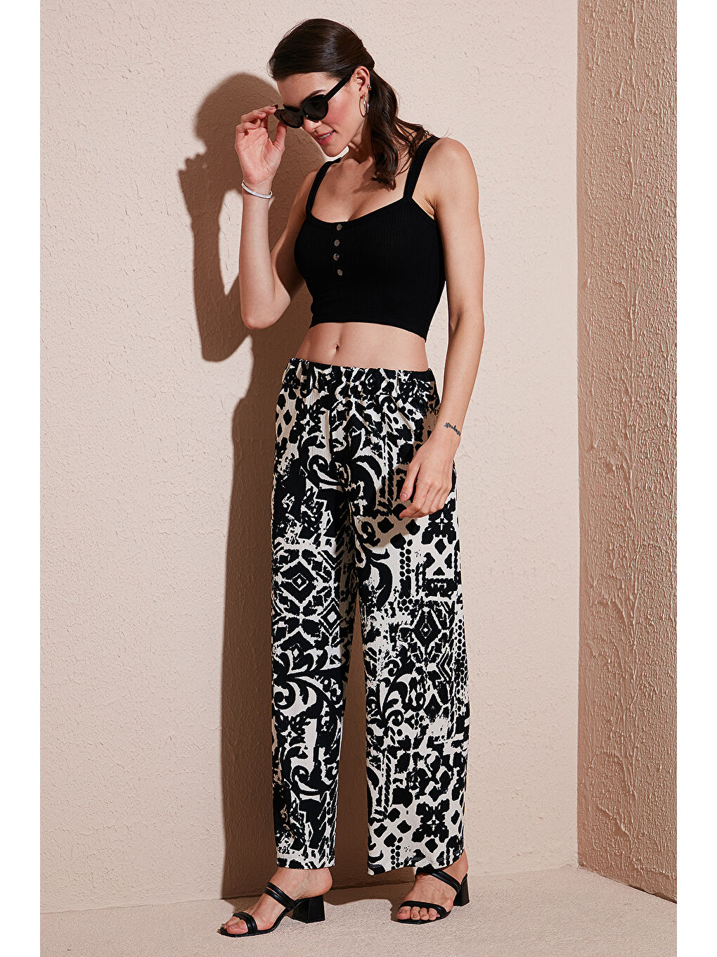 Siyah Desenli Standart Fit Yüksek Bel Geniş Paça Pantolon 5869019-4