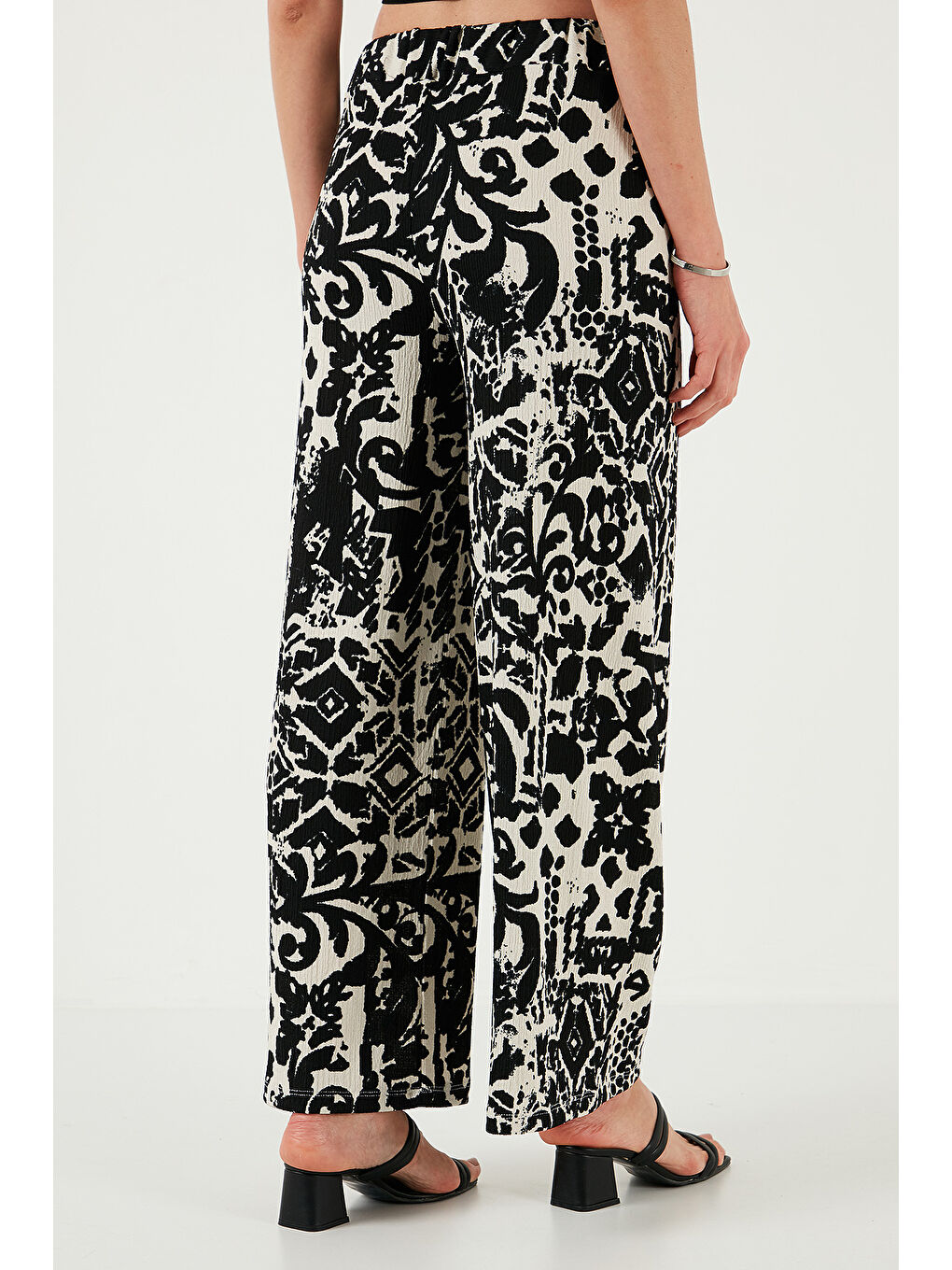 Siyah Desenli Standart Fit Yüksek Bel Geniş Paça Pantolon 5869019-6
