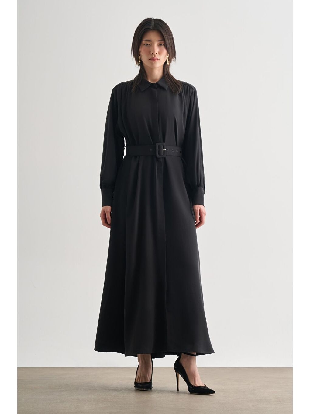 Lyocell Dokulu Pile Detaylı Kemerli Maksi Siyah Elbise