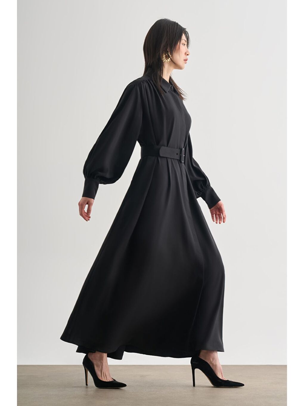 Lyocell Dokulu Pile Detaylı Kemerli Maksi Siyah Elbise-1