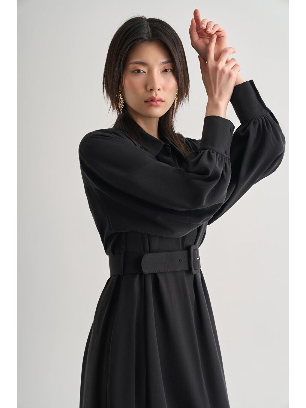 Lyocell Dokulu Pile Detaylı Kemerli Maksi Siyah Elbise-2