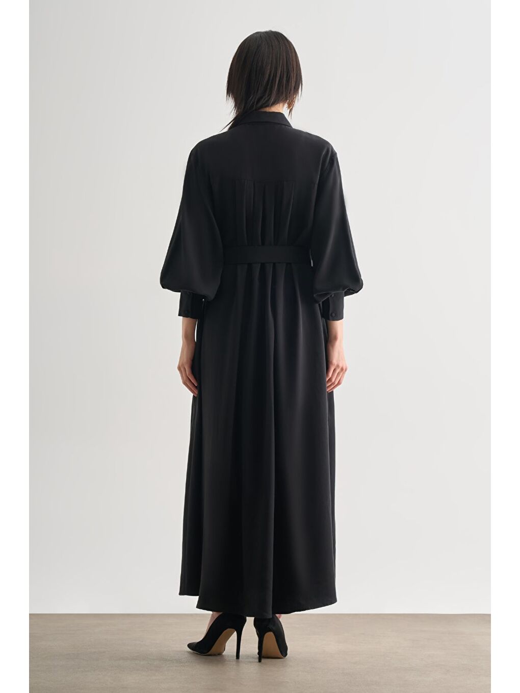 Lyocell Dokulu Pile Detaylı Kemerli Maksi Siyah Elbise-3
