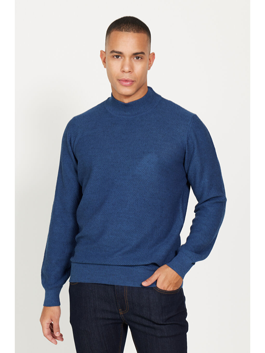 Erkek İndigo Standart Fit Normal Kesim Yarım Balıkçı Yaka Jakarlı Triko Kazak