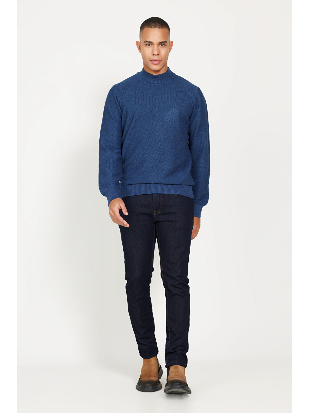 Erkek İndigo Standart Fit Normal Kesim Yarım Balıkçı Yaka Jakarlı Triko Kazak-1